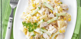Салат с курицей и ананасами классический